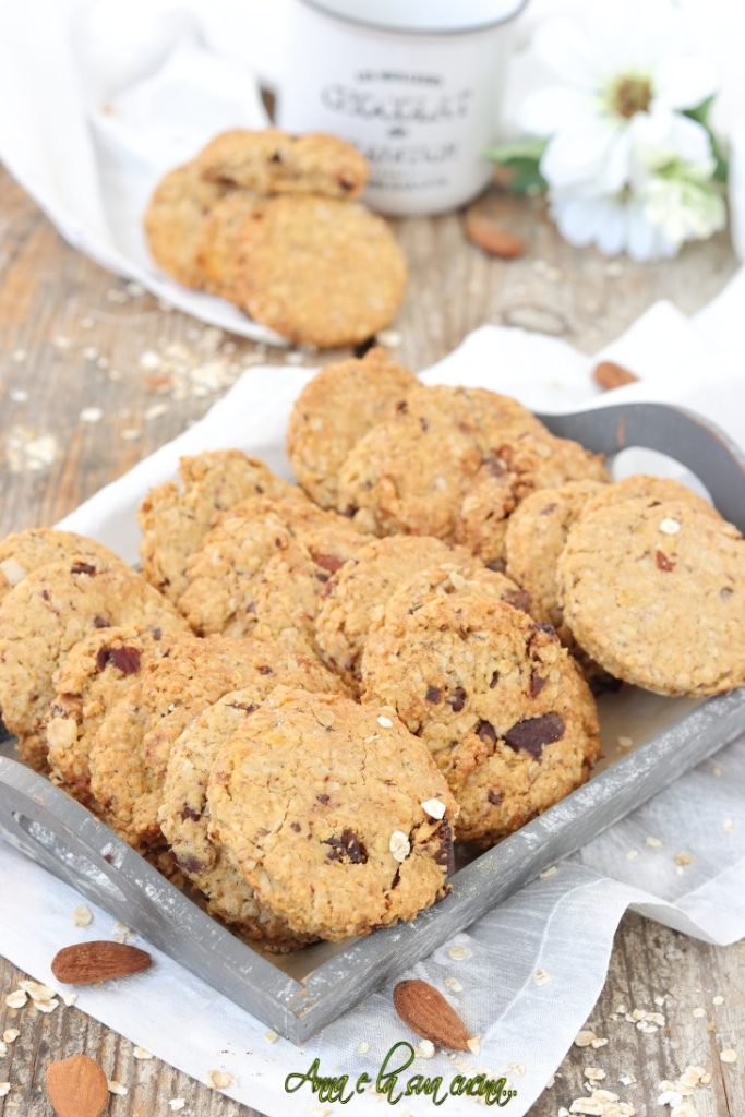 Biscuits aux céréales avec fruits secs et chocolat