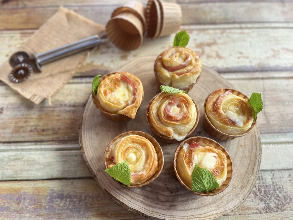 Muffins de pâte feuilletée au bacon et fromage