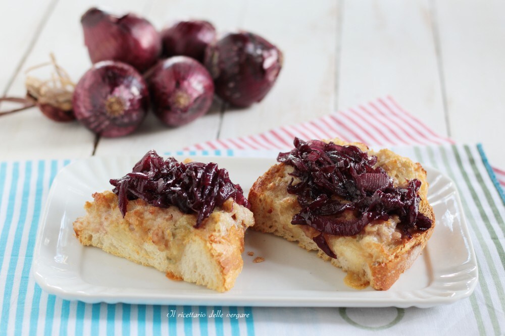 Crostini saucisse gorgonzola avec oignon caramélisé