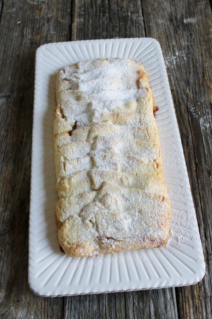 Strudel de pâte sablée avec pêches et amaretti