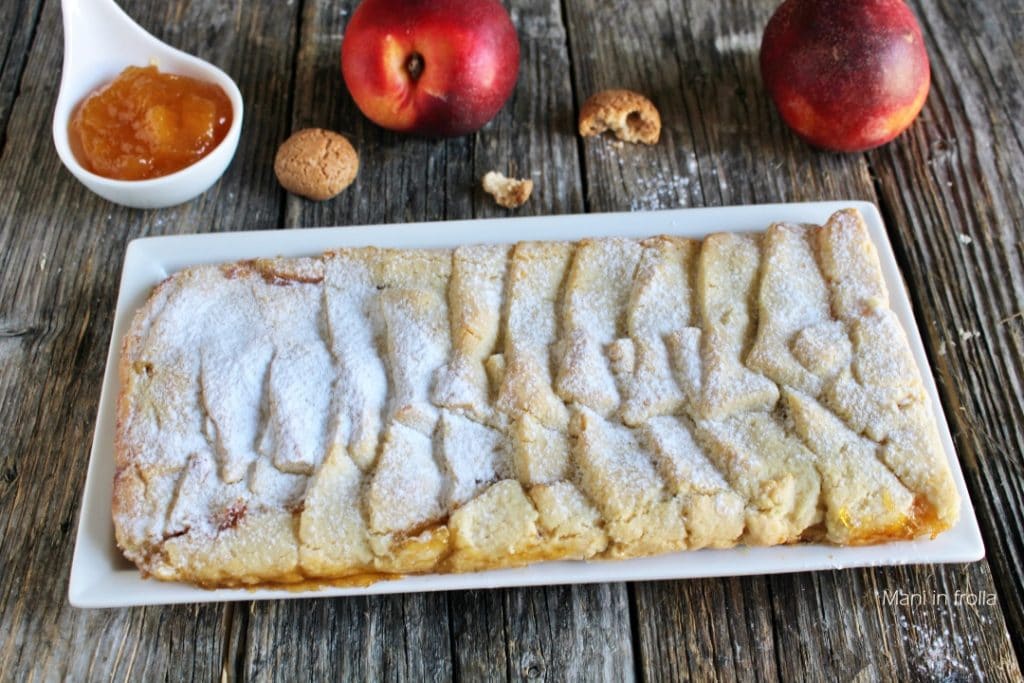 Strudel de pâte sablée avec pêches et amaretti