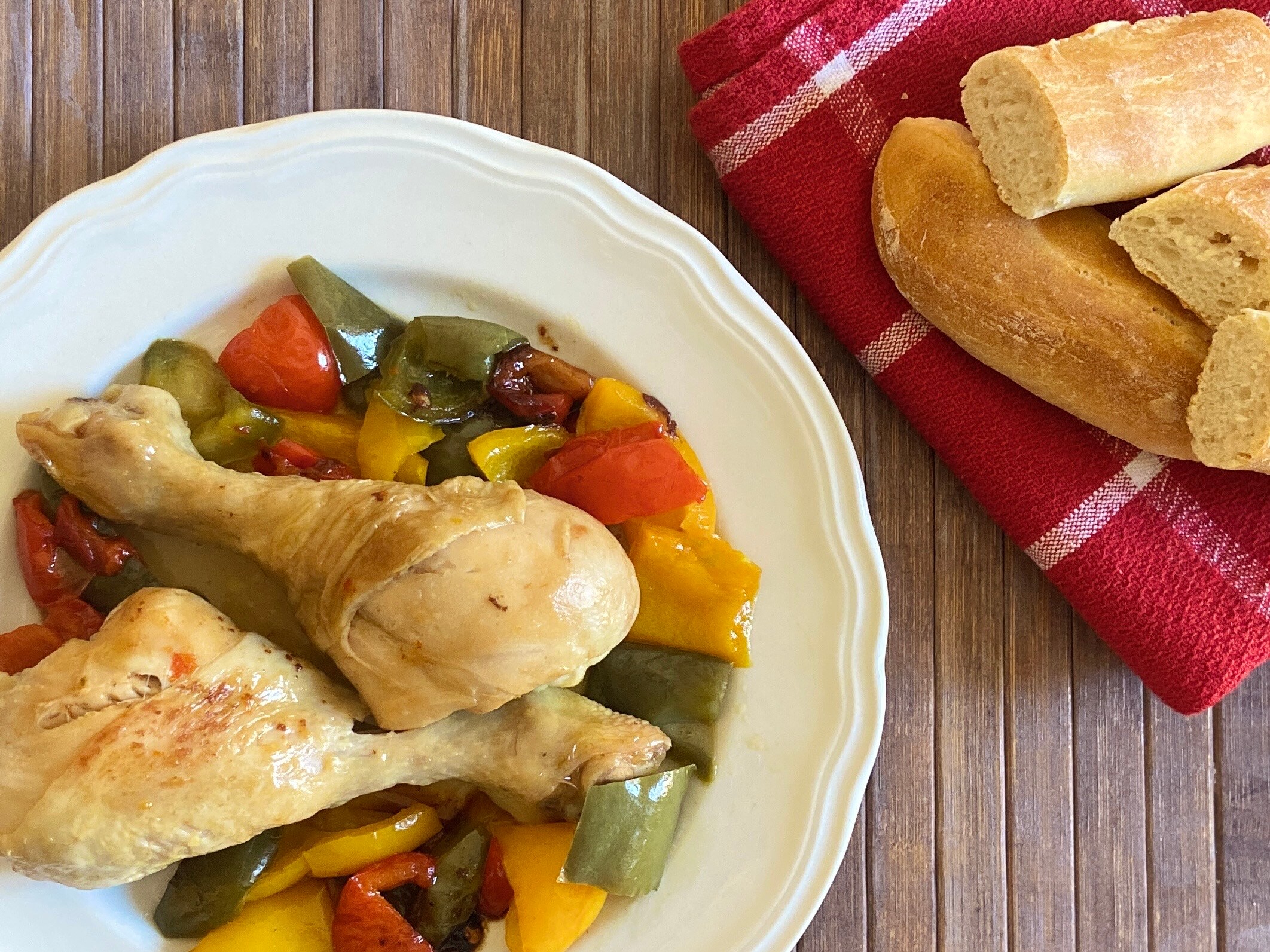 Pilons de poulet avec poivrons à la poêle