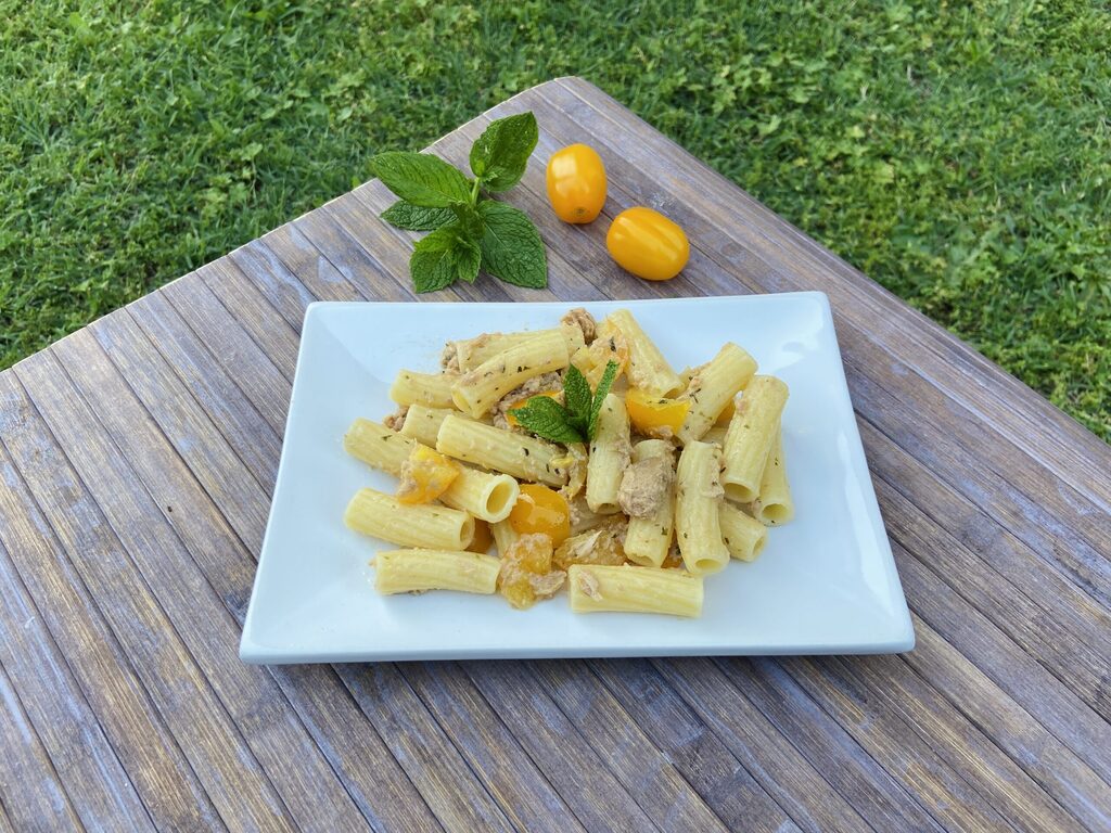 Pâtes froides avec thon et tomates cerises jaunes