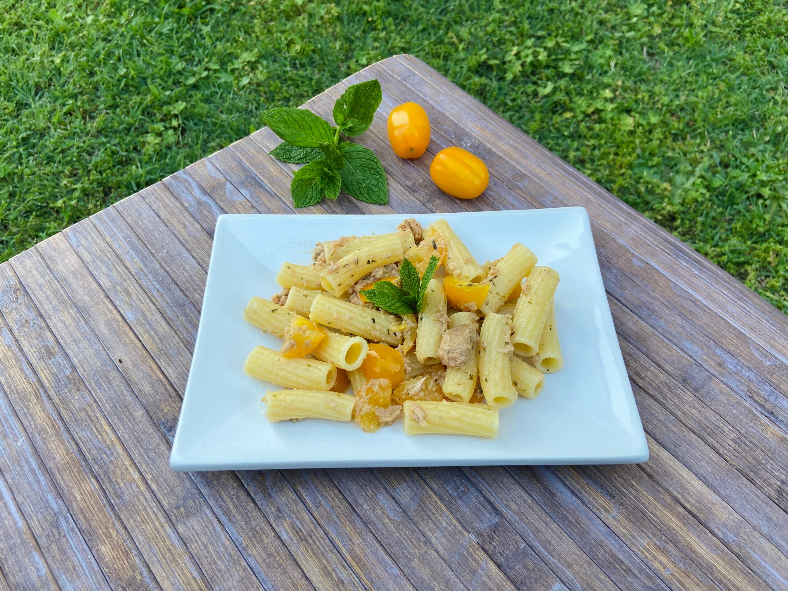 Pâtes froides avec thon et tomates cerises jaunes