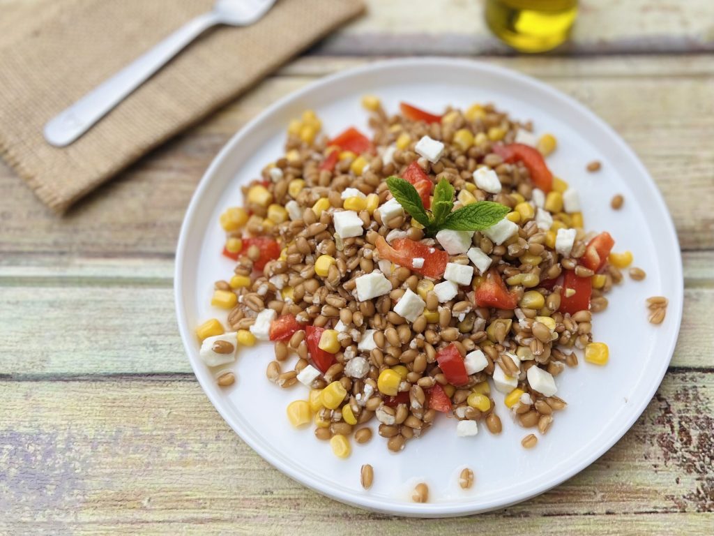 Salade d'épeautre avec feta et poivrons