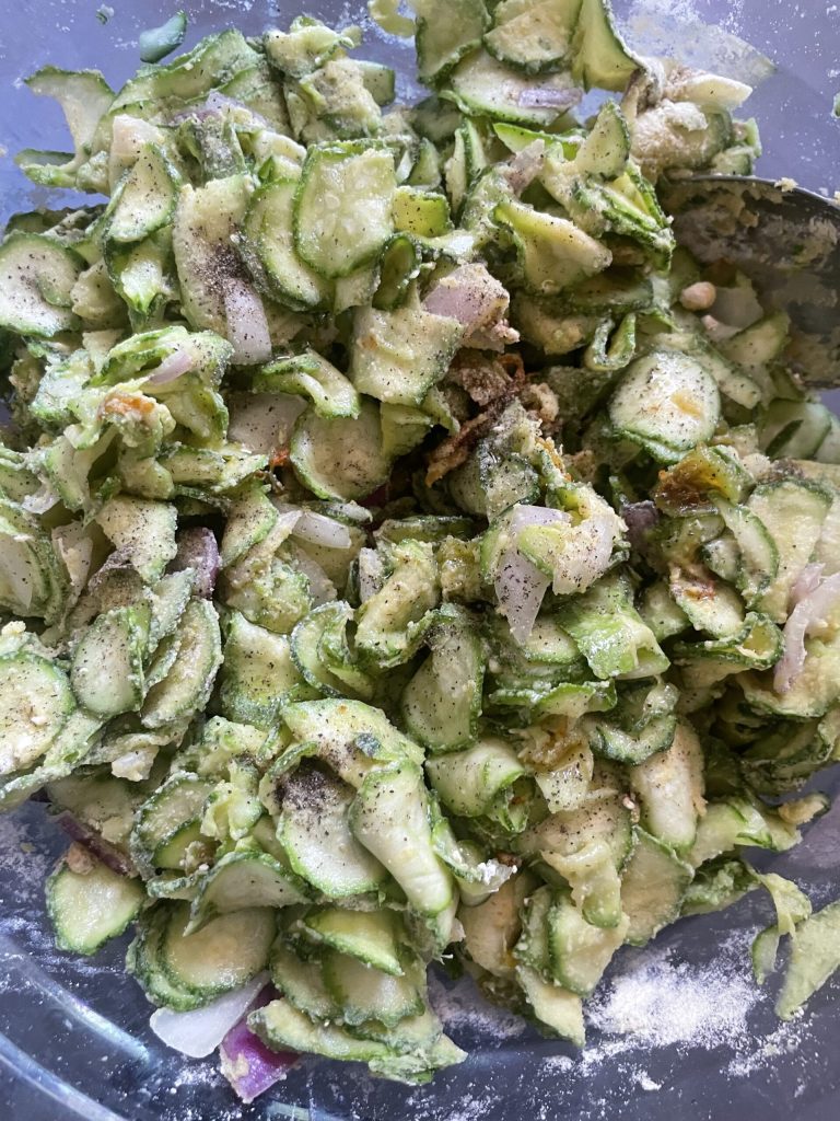 mélange de la scarpaccia de courgettes