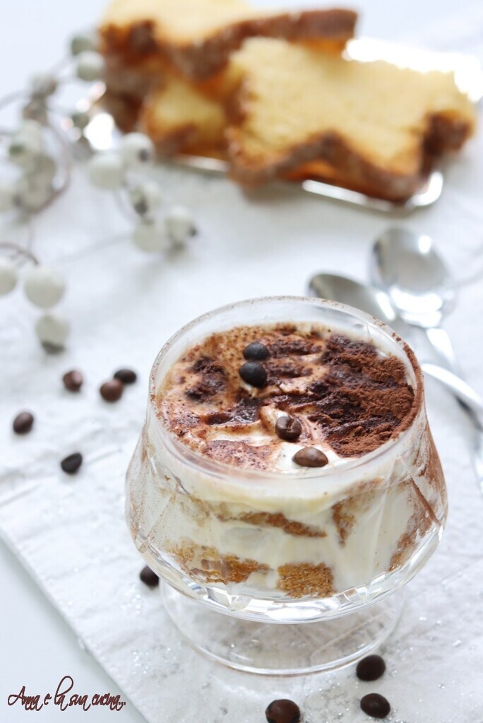 Pandoromisù dans des coupes gourmandes au café tiramisù avec pandoro