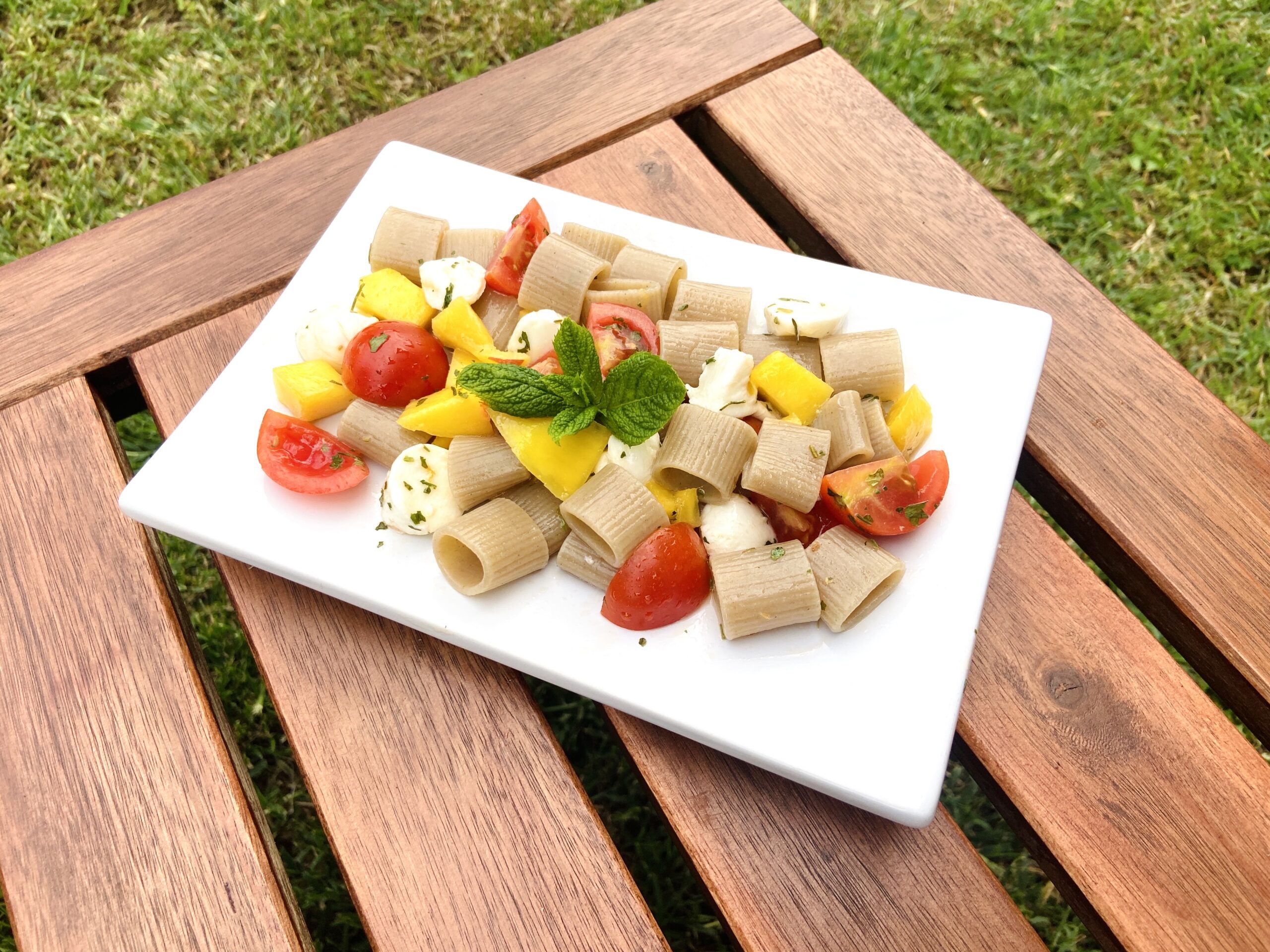 Pâtes d’avoine avec mangue, tomates cerises et mozzarella