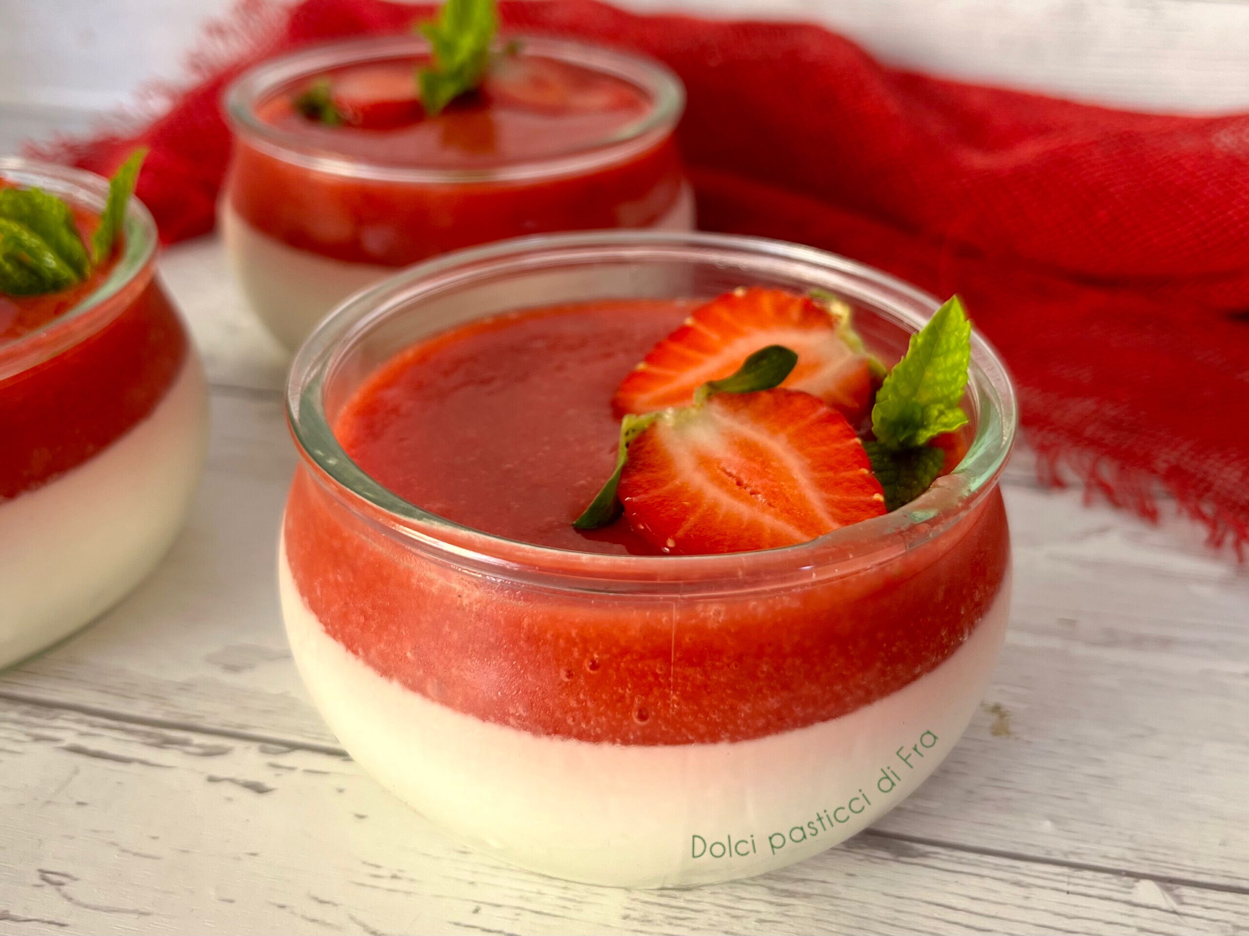 Panna cotta végétale avec sauce aux fraises
