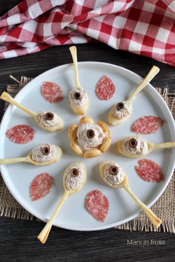 Cuillères en pâte feuilletée avec mousse de thon