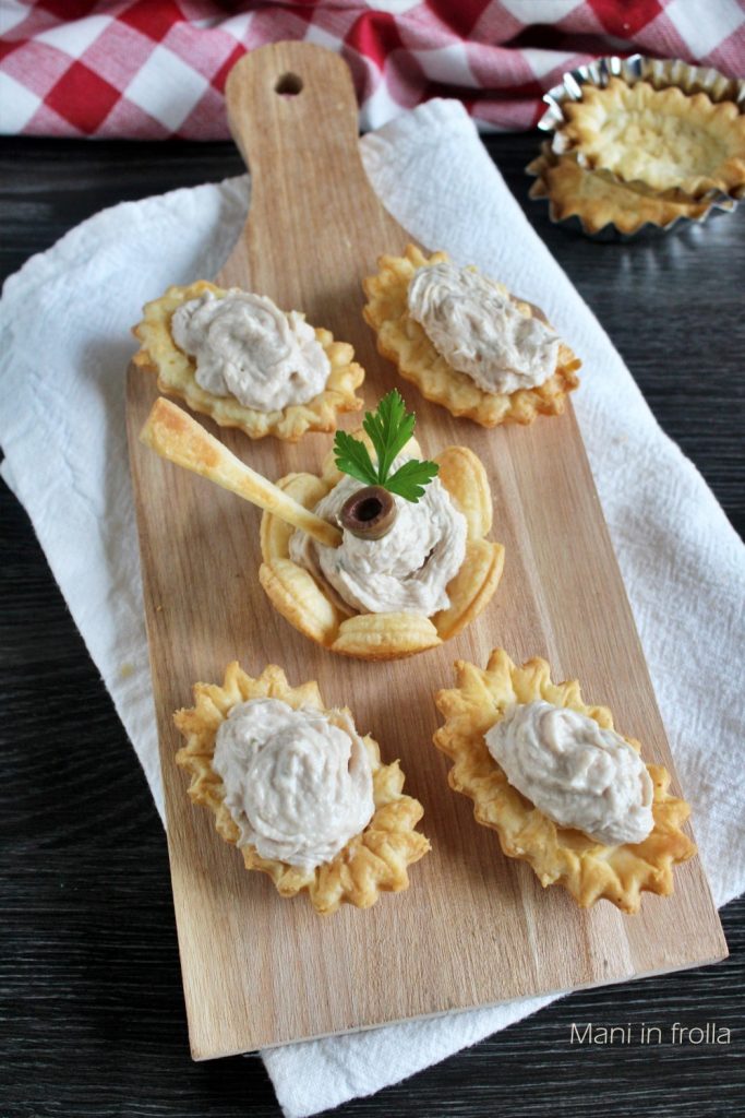 Barquettes de pâte feuilletée avec crème au thon et fromage