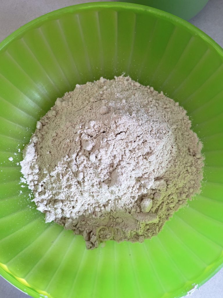 farine de châtaigne dans un bol pour les beignets à la farine de châtaigne très faciles