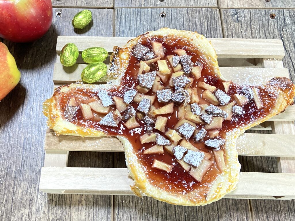 colombe en pâte feuilletée avec pommes et chocolat