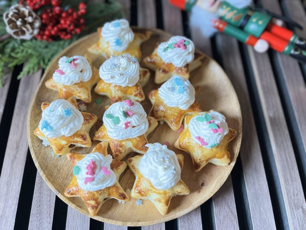 Étoiles de pâte feuilletée au chocolat et à la crème