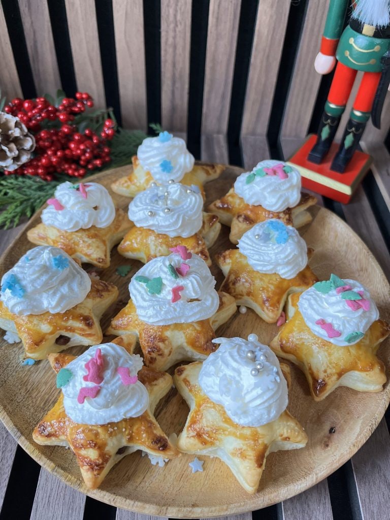 Étoiles de pâte feuilletée au chocolat et à la crème