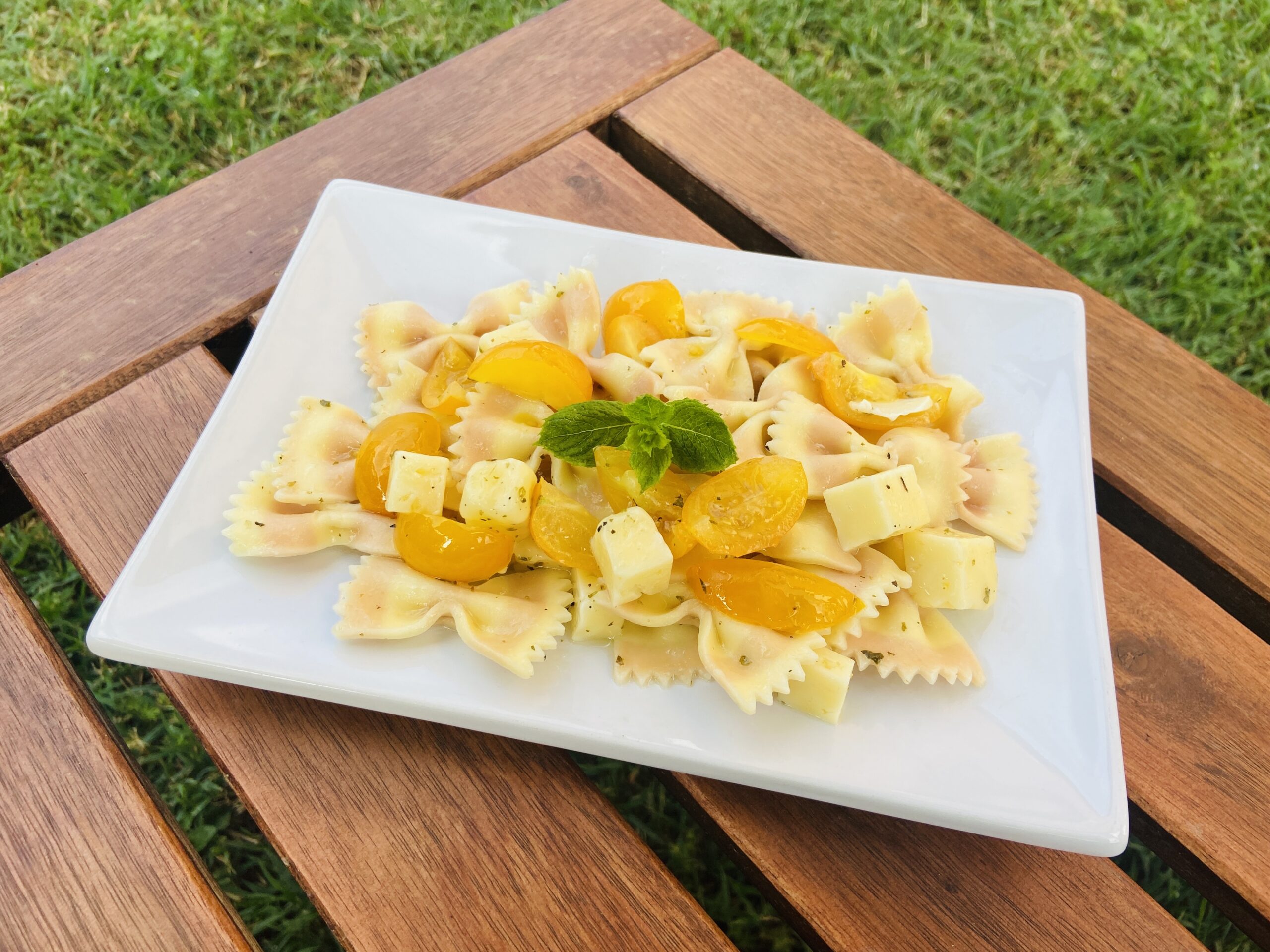 Farfalle avec tomates cerises jaunes et fontina