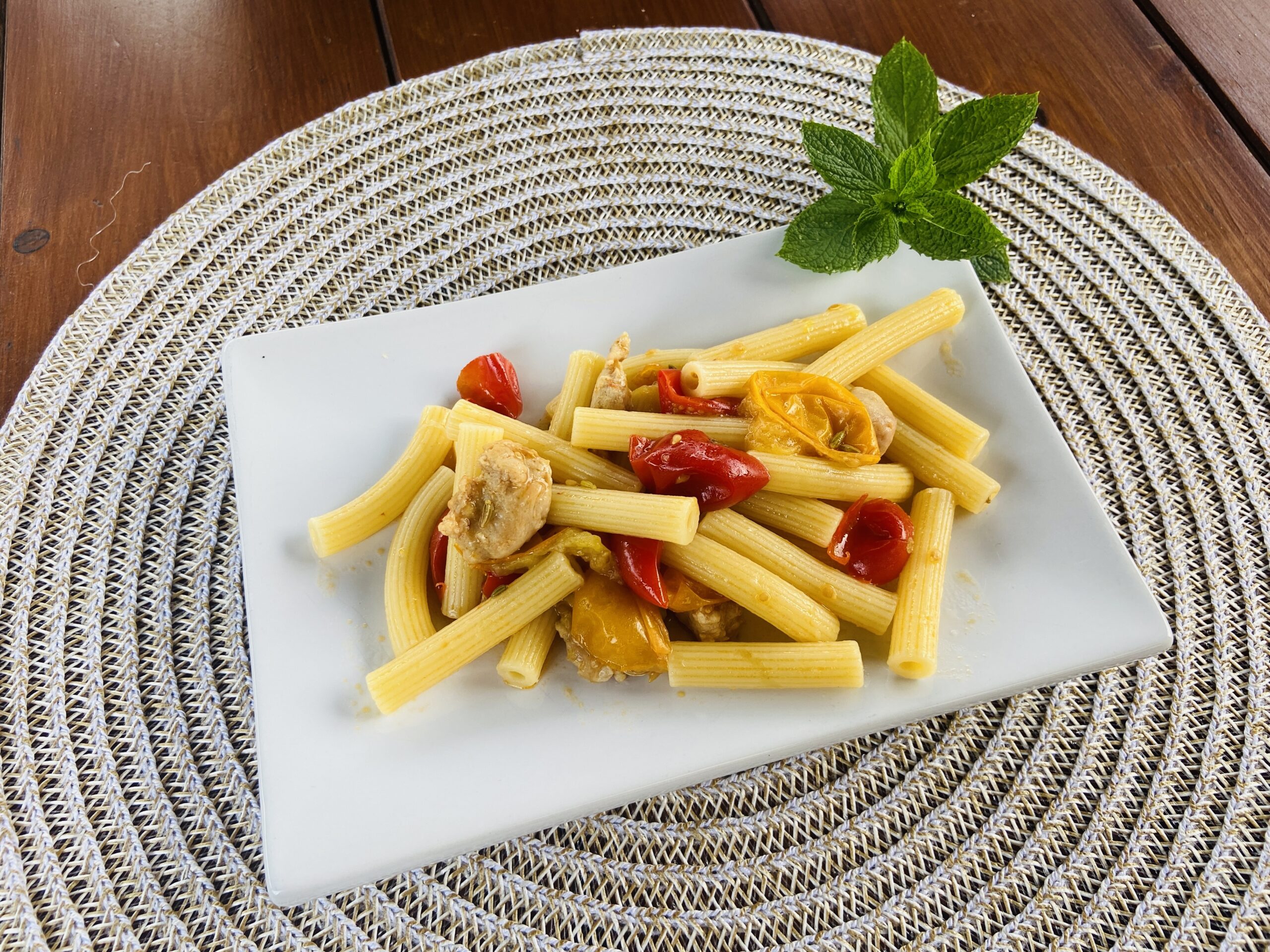 Sedanini avec saucisse et tomates cerises
