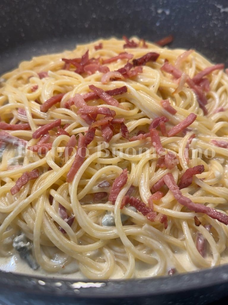Spaghetti à la crème de gorgonzola et speck croustillant
