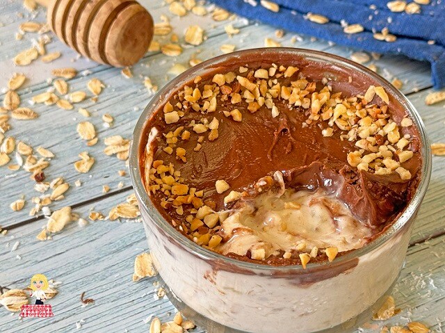 YAOURT ET FLOCONS D’AVOINE (PORRIDGE OVERNIGHT OATS) AVEC NUTELLA