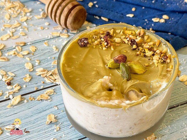 YAOURT ET FLOCONS D’AVOINE (OVERNIGHT OATS) AU PISTACHE