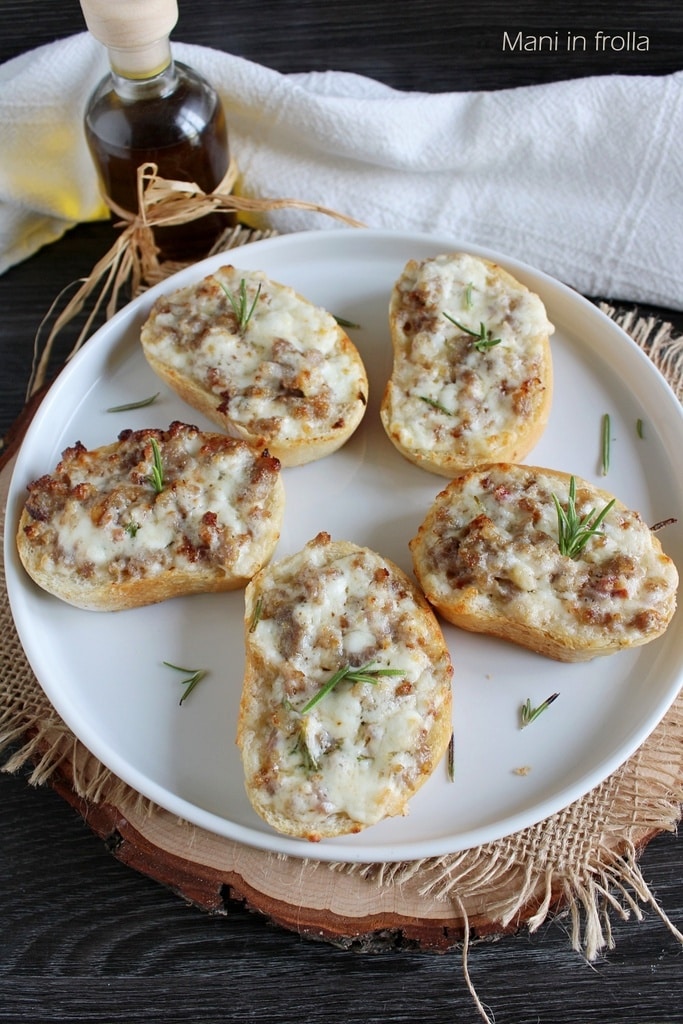 Crostini Saucisse et Stracchino