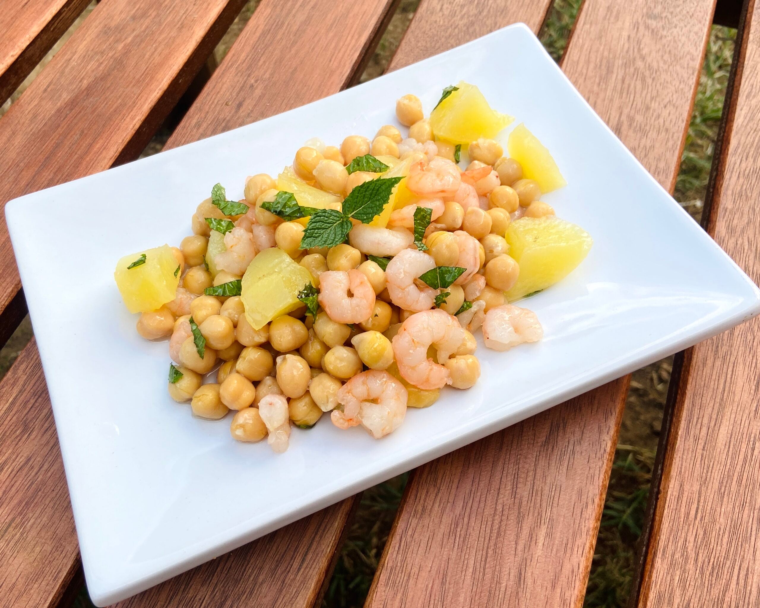 Salade de pois chiches avec des crevettes