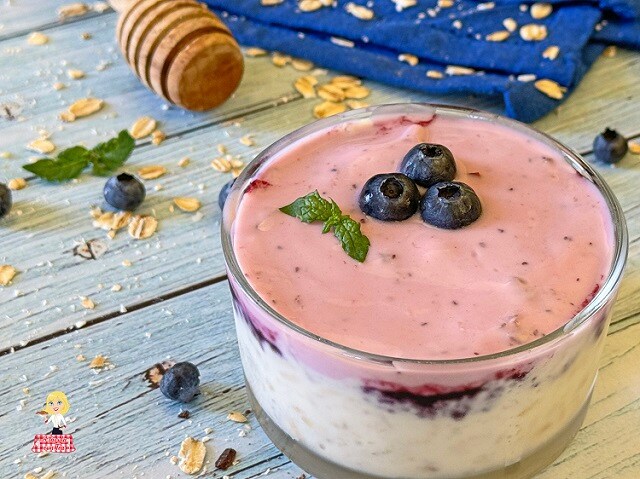 YAOURT ET FLOCONS D’AVOINE (PORRIDGE OVERNIGHT OATS) AUX MYRTILLES