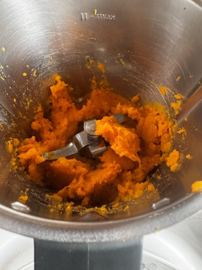 mixer la citrouille pour les pancakes à la citrouille sans sucre