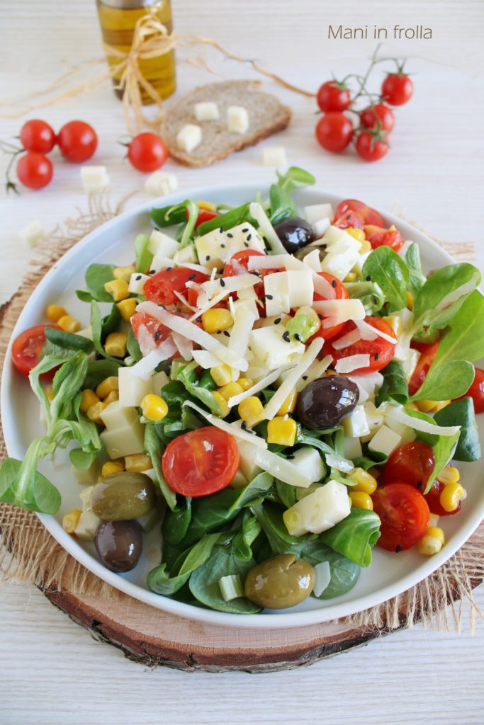 Salade de mâche tomates cerises olives et fromage