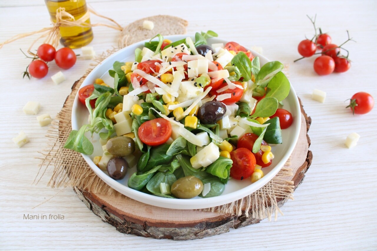 Salade de mâche tomates cerises olives et fromage