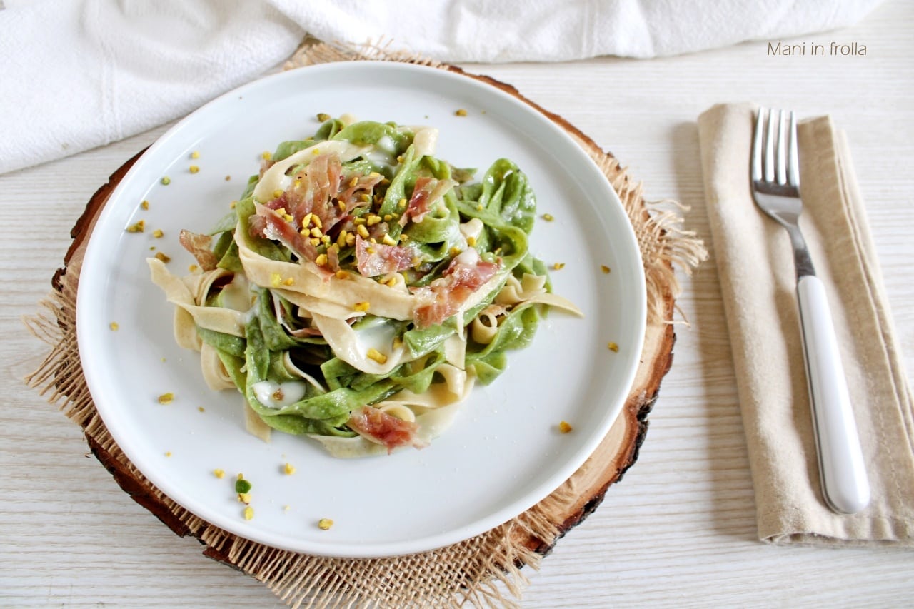 Paglia e Fieno avec lardons, parmesan et pistaches