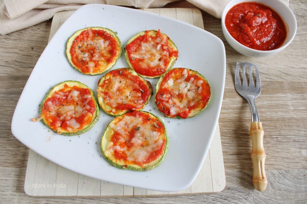 Mini-pizzas de courgettes avec tomate et mozzarella