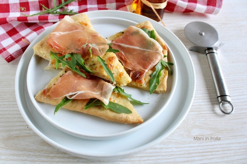 Focaccia rapide avec jambon cru, stracchino et roquette