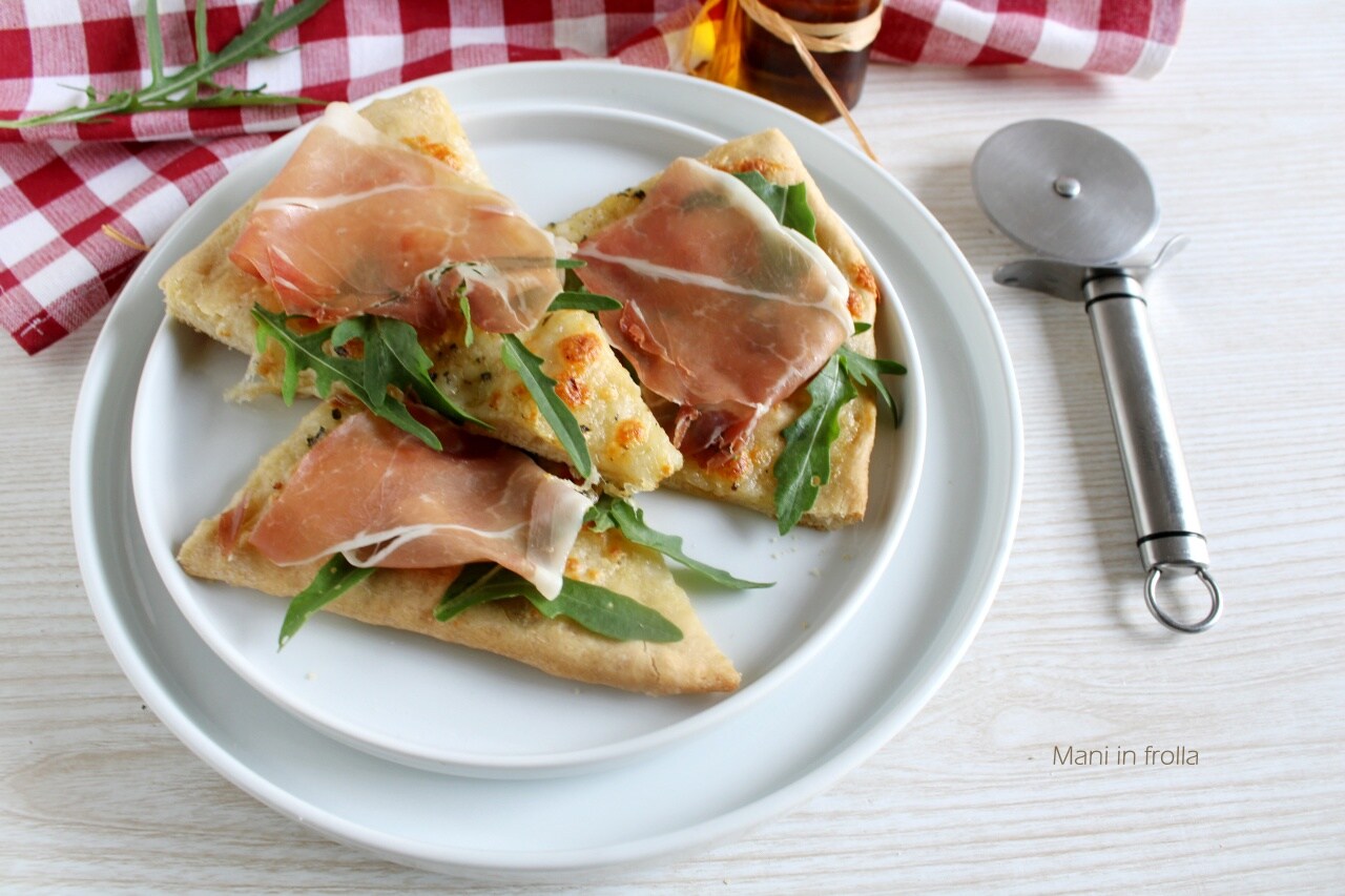 Focaccia rapide avec jambon cru, stracchino et roquette