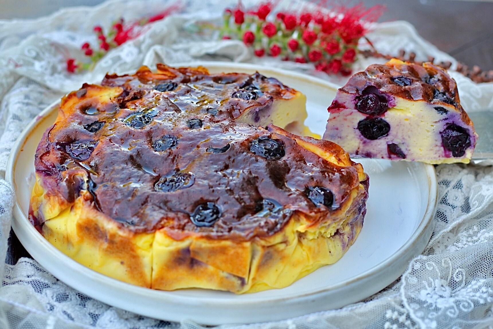 Gâteau protéiné aux myrtilles à la friteuse à air sans farine.