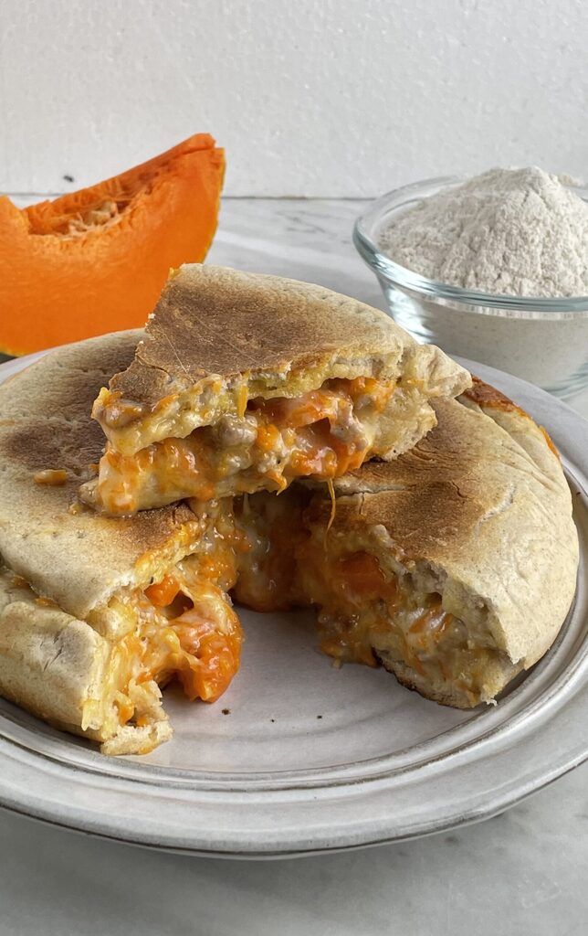 Focaccia à la poêle avec potiron et taleggio