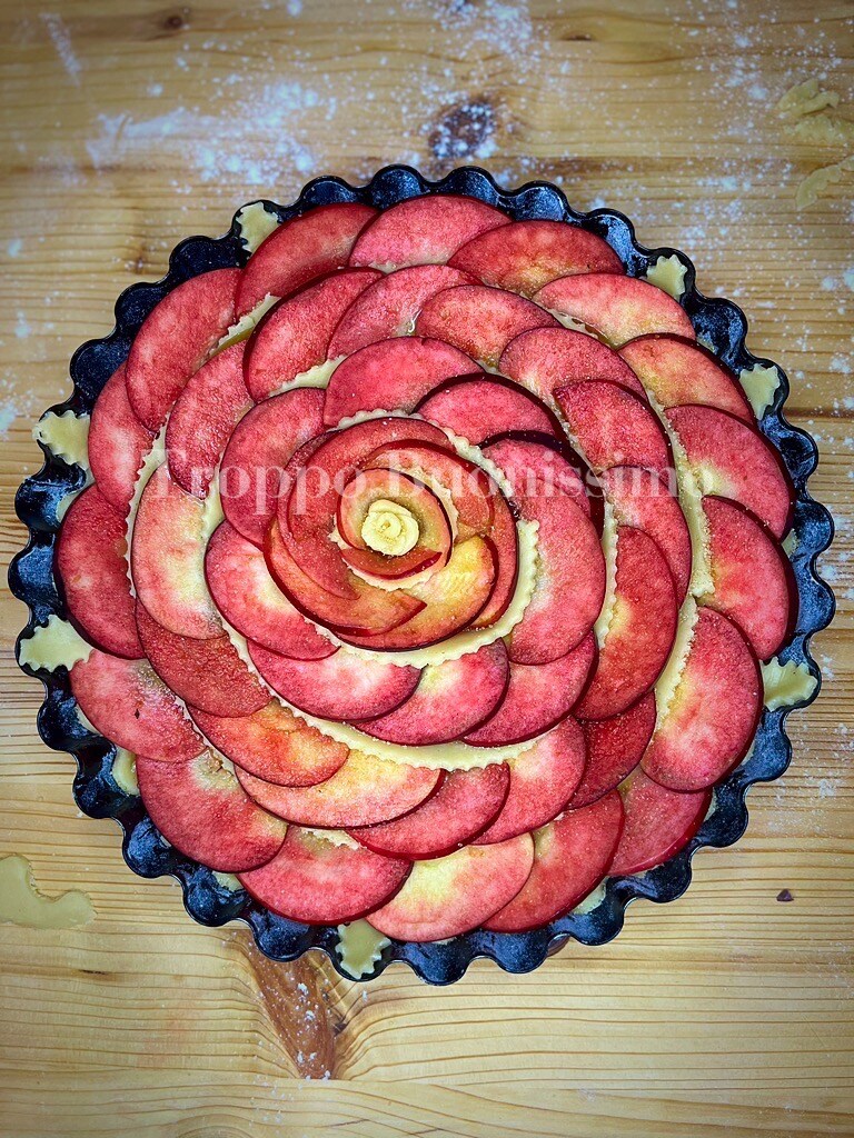 Tarte aux pommes rouges – Dessert facile et spectaculaire