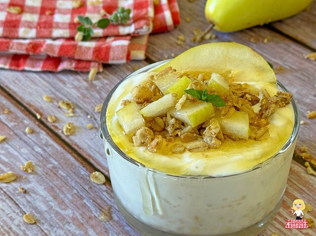 YAOURT ET FLOCONS D’AVOINE (PORRIDGE OVERNIGHT OATS) À LA POIRE