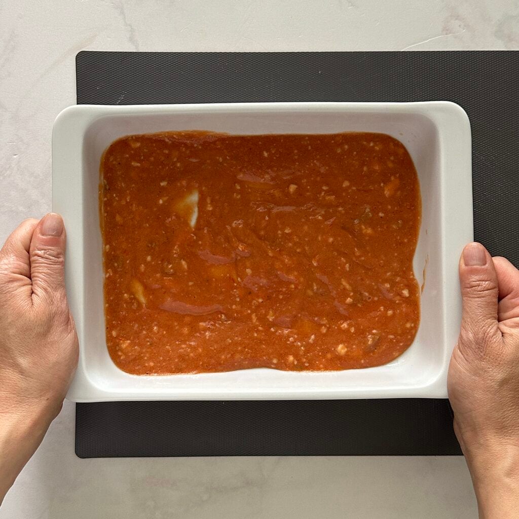 sauce dans le plat pour faire les cannelloni au micro-ondes