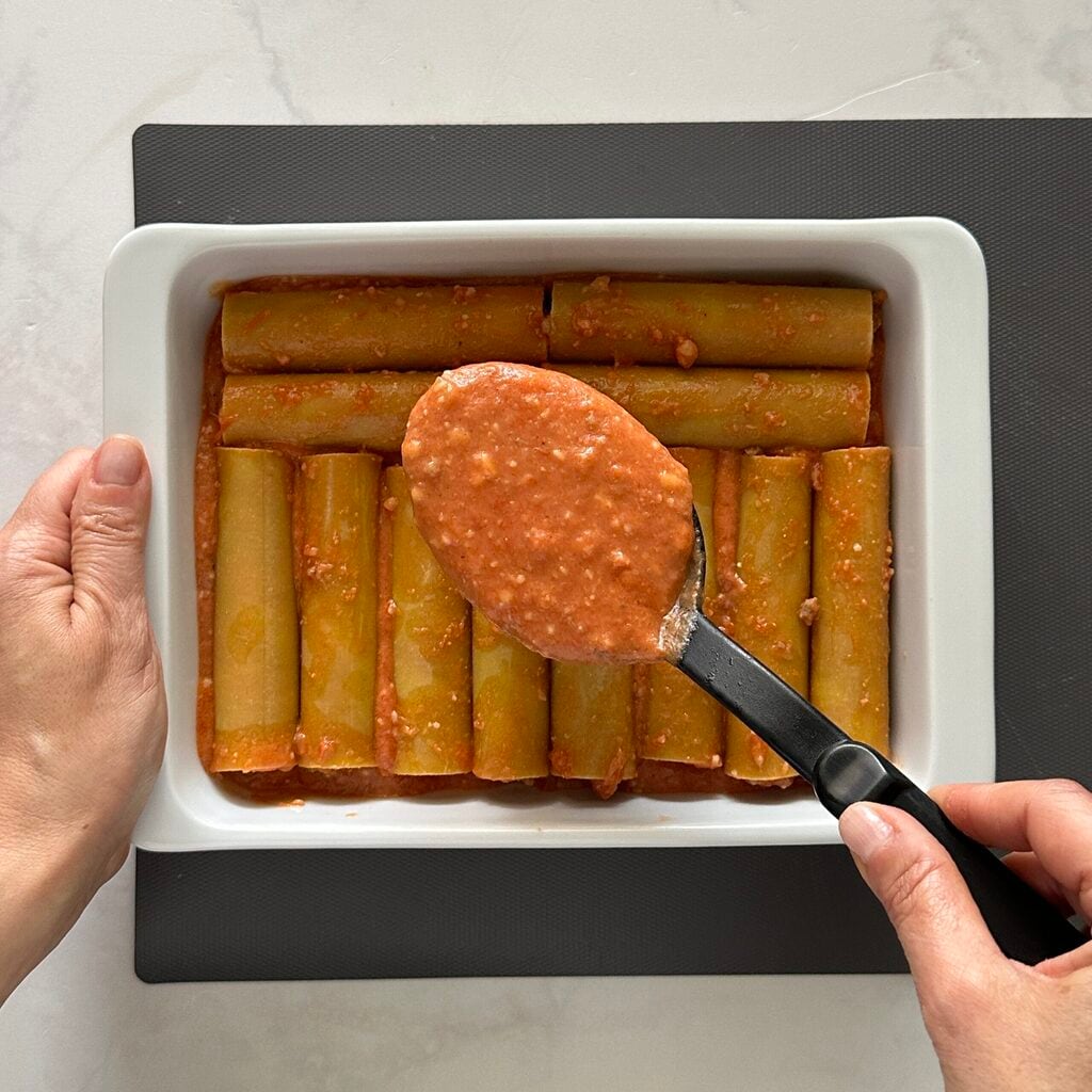 cannelloni avec sauce et béchamel cuits au micro-ondes