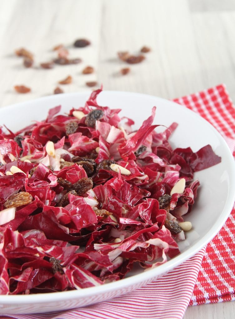 Salade de radicchio, raisins secs et pignons