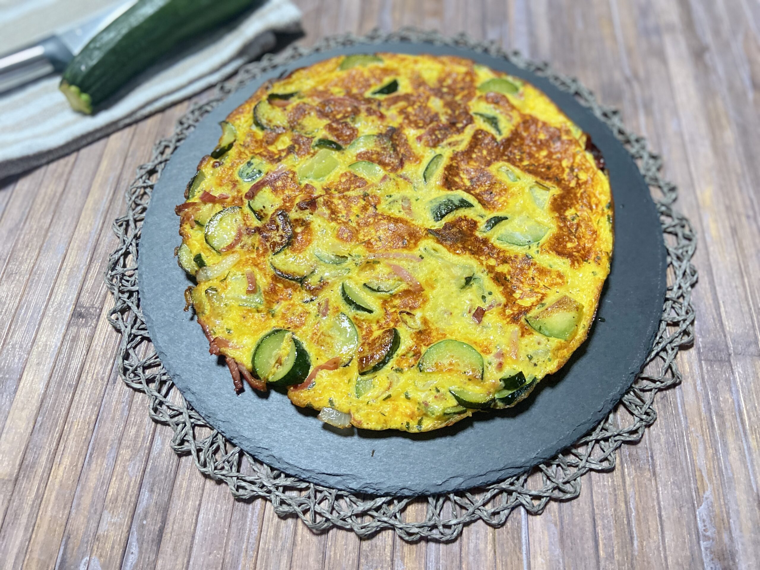 Omelette avec speck et courgettes