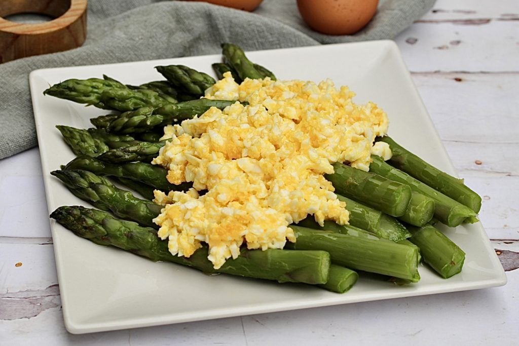 Asperges et œufs durs, prêts en un rien de temps et vous sauvent le dîner
