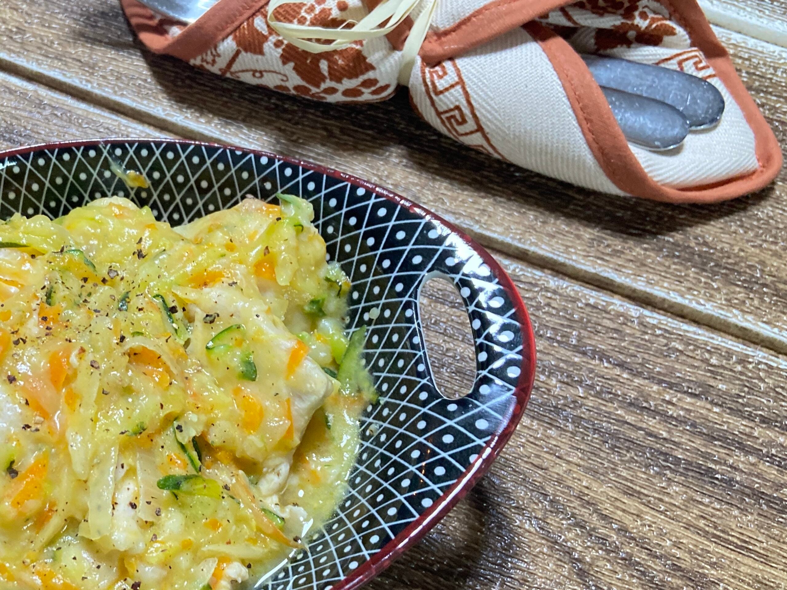 Morceaux de poulet avec légumes râpés