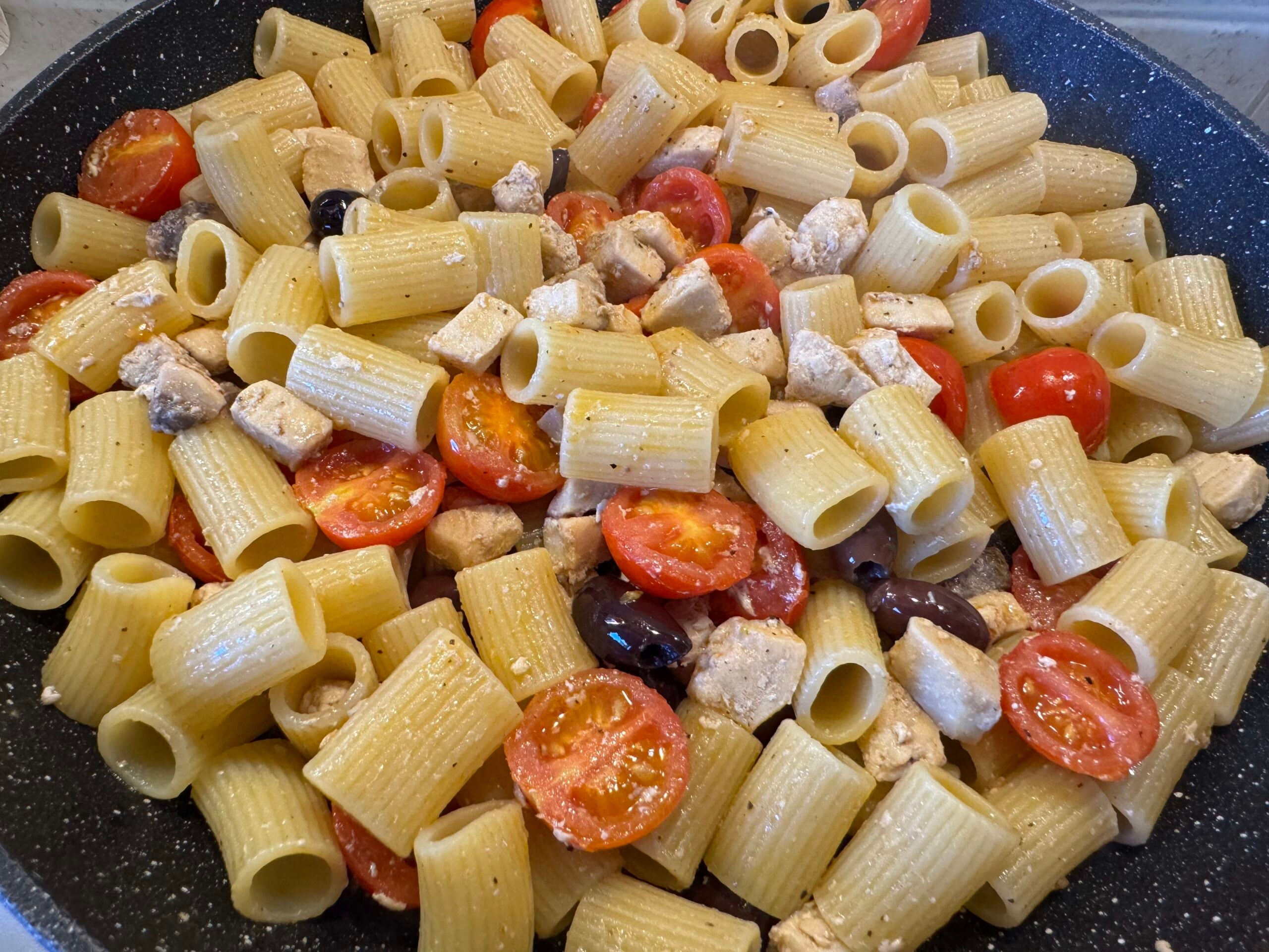 Mezze Maniche au Poisson Espadon, Tomates Cerises et Olives : le plat parfait pour l’été