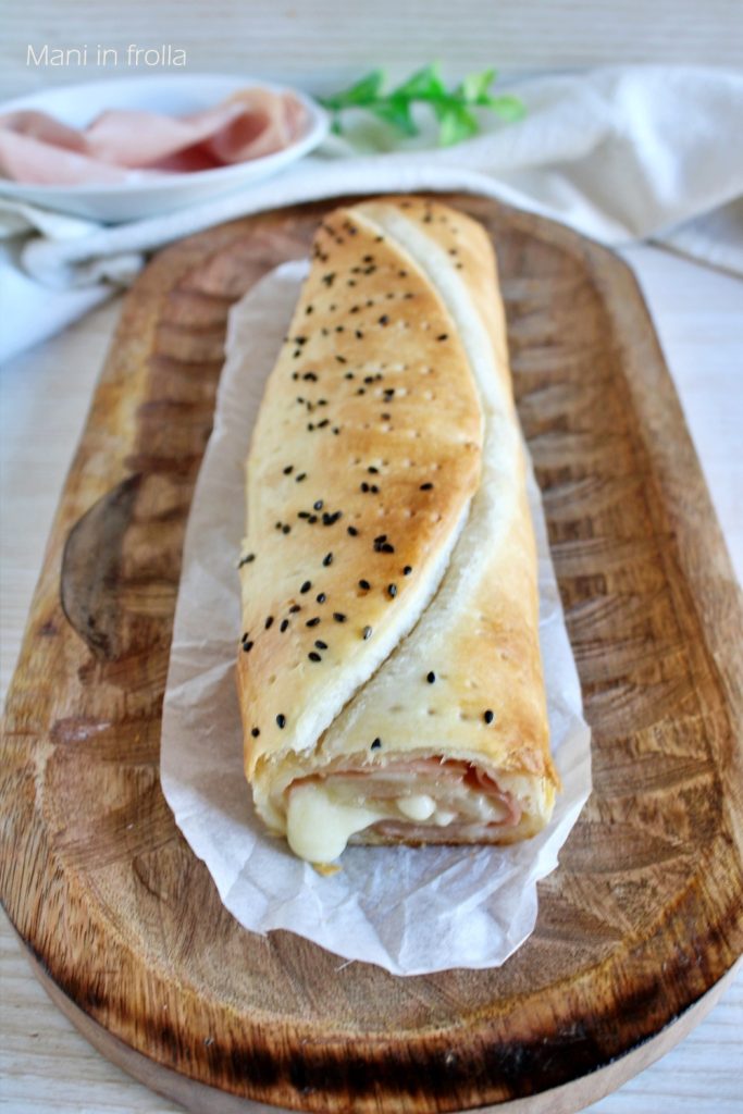 Rouleau de pâte feuilletée avec mortadelle et scamorza