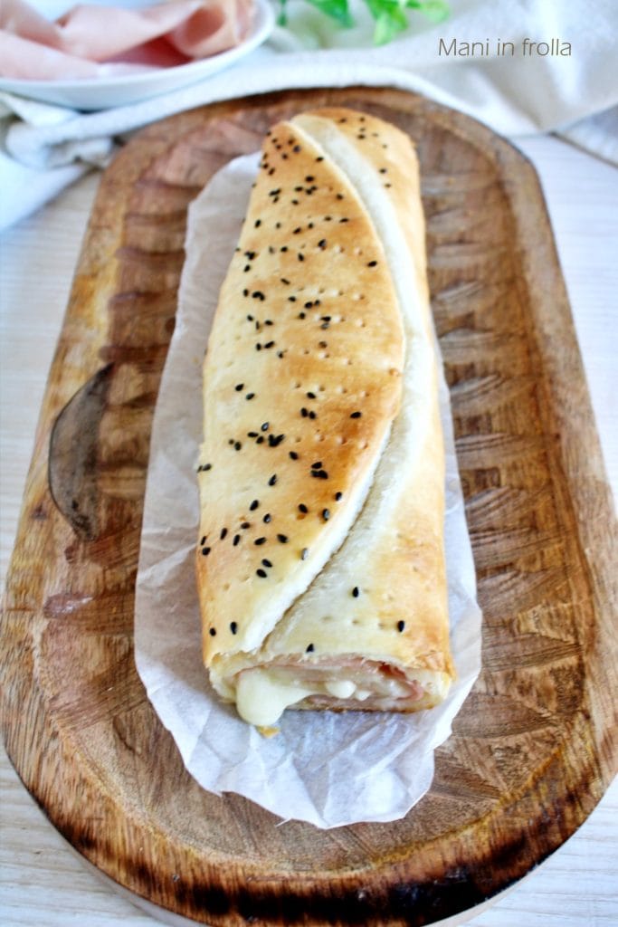 Rouleau de pâte feuilletée avec mortadelle et scamorza
