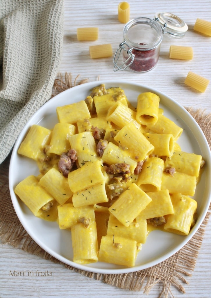 Pâtes crémeuses au safran avec saucisse et fontina