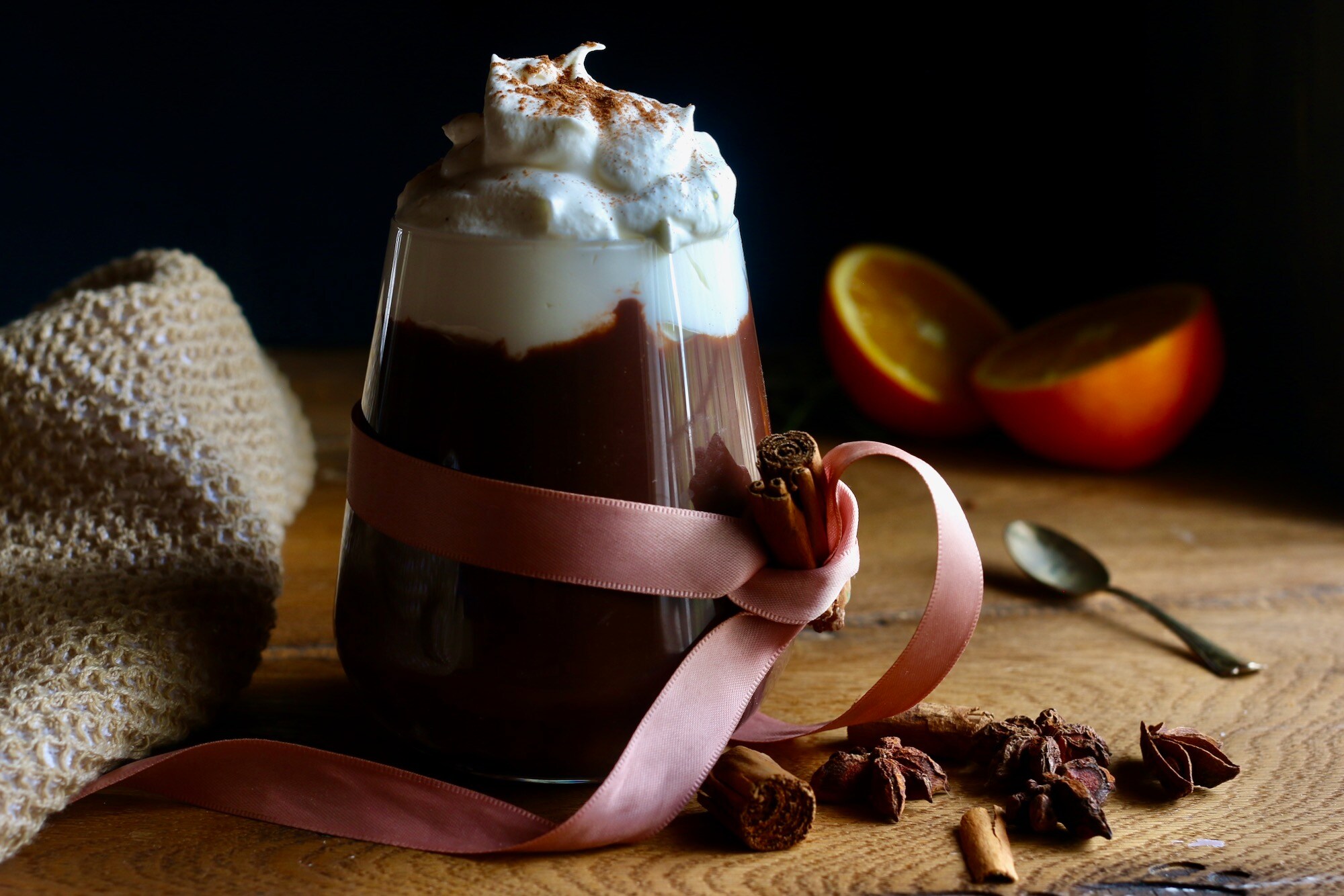 Chocolat chaud à la cannelle avec chantilly