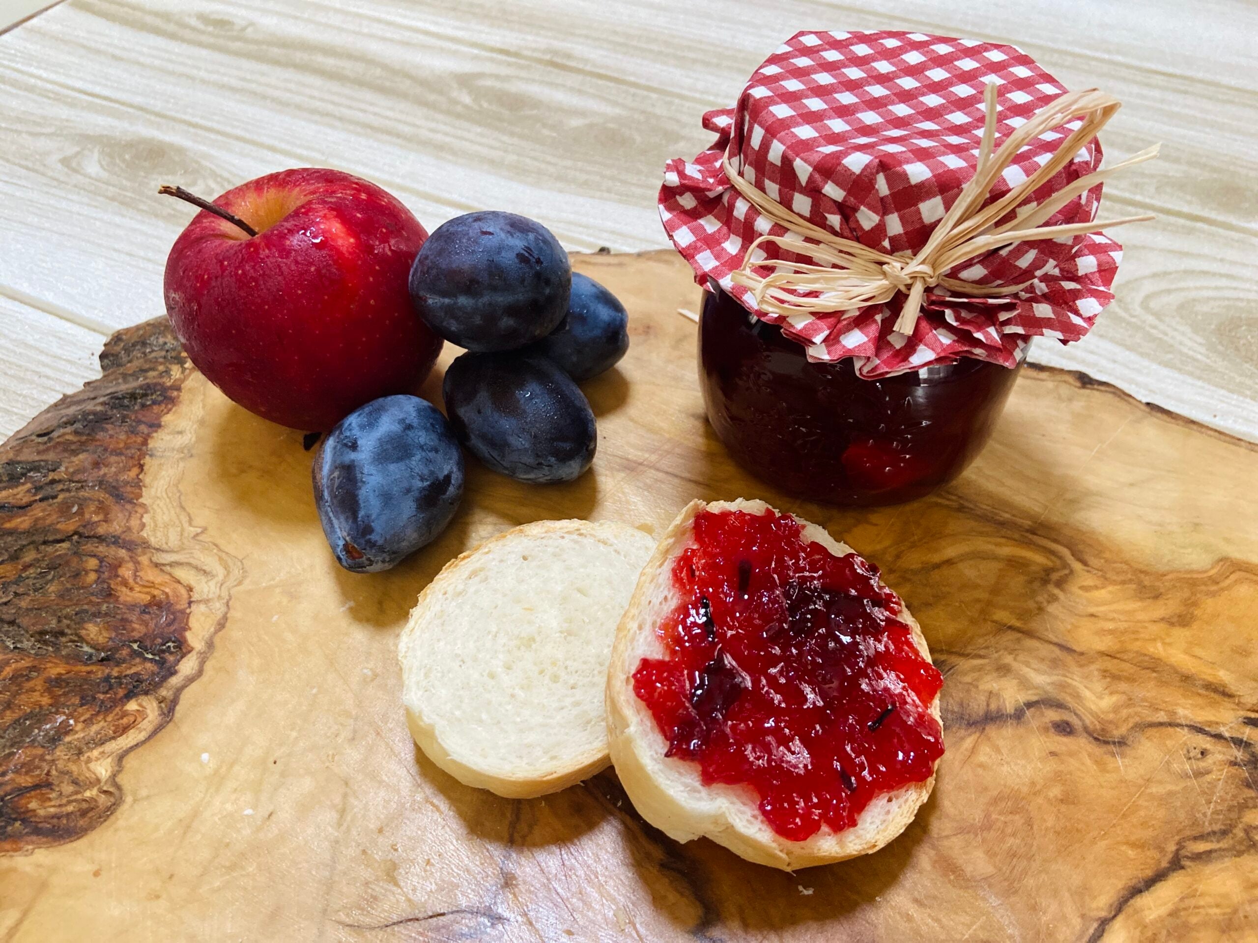Confiture de prunes et pommes